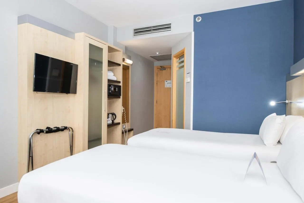 Holiday Inn Express Barcelona City 22@ By Ihg מלון