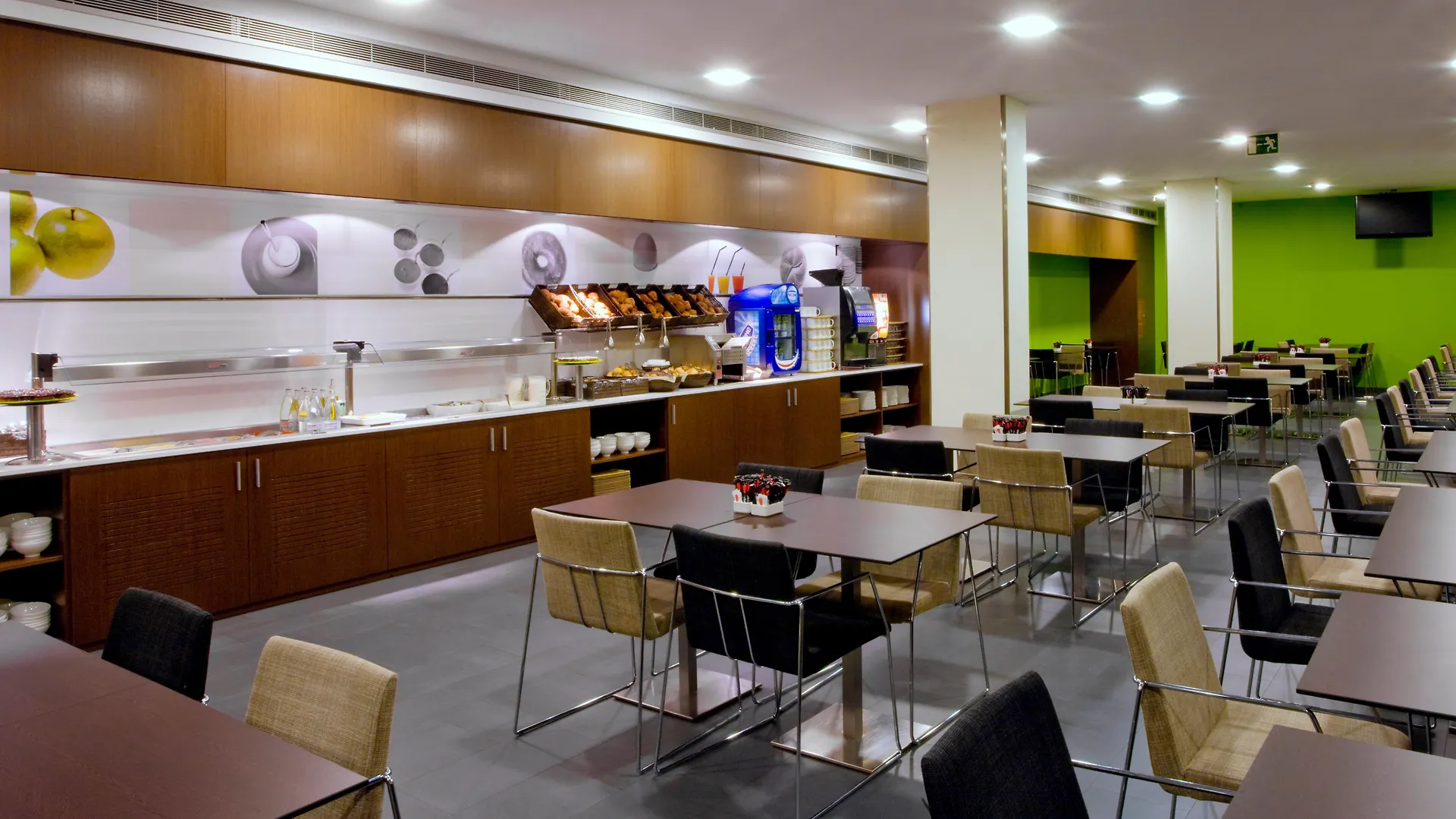 Holiday Inn Express Barcelona City 22@ By Ihg מלון